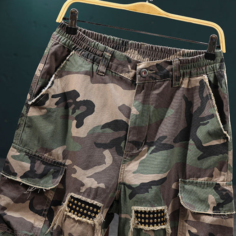 💎 Herren Cargo-Shorts in Camouflage mit Nieten – Ripped-Design, goldene Nietenakzente & Utility-Stil mit vielen Taschen