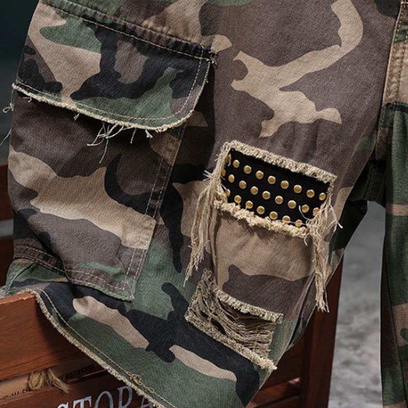 💎 Herren Cargo-Shorts in Camouflage mit Nieten – Ripped-Design, goldene Nietenakzente & Utility-Stil mit vielen Taschen