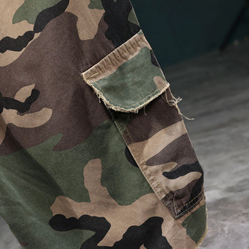 💎 Herren Cargo-Shorts in Camouflage mit Nieten – Ripped-Design, goldene Nietenakzente & Utility-Stil mit vielen Taschen