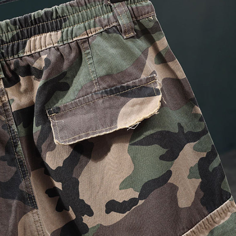 💎 Herren Cargo-Shorts in Camouflage mit Nieten – Ripped-Design, goldene Nietenakzente & Utility-Stil mit vielen Taschen